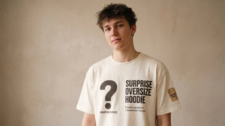 Person mit christlichem T-Shirt mit zeitlosem Motiv vor neutraler Wand