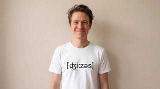 Person mit Jesus-Shirt mit Frontprint vor neutraler Wand