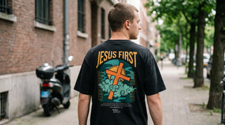Person von hinten mit Jesus-First-Shirt mit Rückenprint auf der Straße