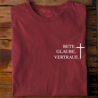 Bete, Glaube, Vertraue Shirt Detailansicht, Mountain Movers christliche Streetwear