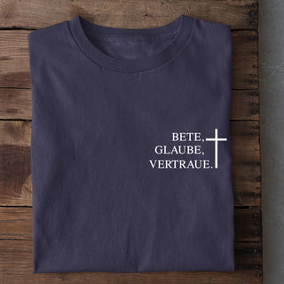 Bete, Glaube, Vertraue Shirt Detailansicht, Mountain Movers christliche Streetwear