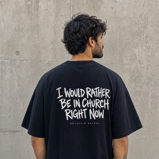 Junger Mann von hinten mit schwarzem Oversize-Shirt, Backprint I would rather be in church right now