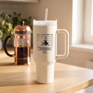 My Lighthouse Thermobecher von Mountain Movers auf einer Kuechentheke