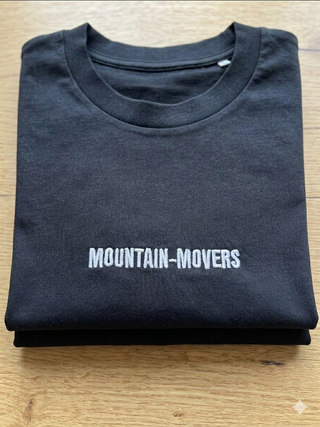 Christliches T-Shirt mit gesticktem Design, Detailansicht
