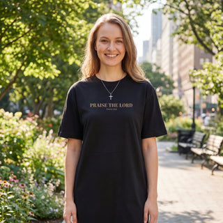 Praise the Lord T-Shirt Kleid Lifestyleaufnahme aus dem Shooting
