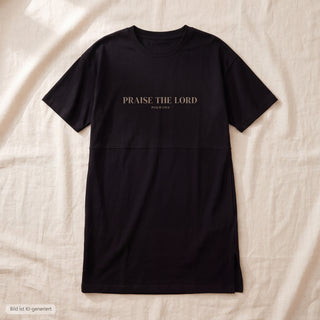 Flatlay des Praise the Lord T-Shirt Kleids mit Taillennaht und Seitenschlitz (KI-generiertes Bild)