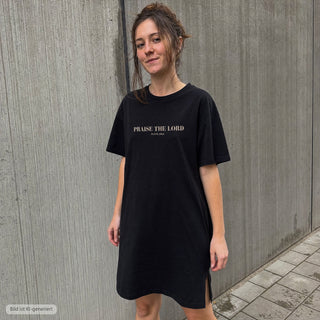 Praise the Lord T-Shirt Kleid schwarz, urbaner Look vor Betonwand (KI-generiertes Bild)