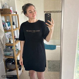 Spiegelselfie im Praise the Lord T-Shirt Kleid von Mountain Movers (KI-generiertes Bild)
