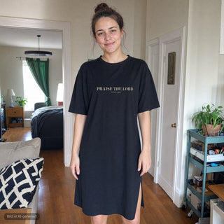 Praise the Lord T-Shirt Kleid am Model, Ganzkoerperansicht (KI-generiertes Bild)