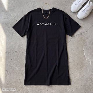 Waymaker T-Shirt Kleid auf Beton mit Sneakern und Kette gestylt (KI-generiertes Bild)