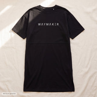 Flatlay des Waymaker T-Shirt Kleids mit Taillennaht und Seitenschlitz (KI-generiertes Bild)