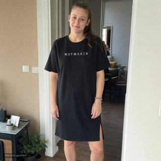 Waymaker T-Shirt Kleid am Model, Ganzkoerperansicht (KI-generiertes Bild)