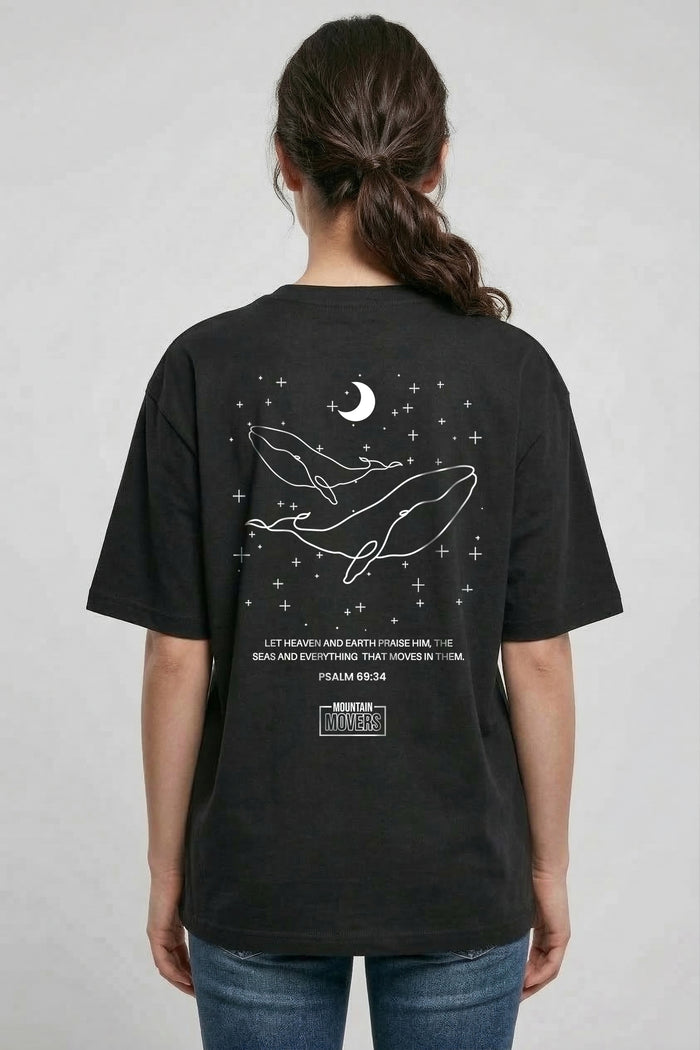 Hemel en aarde prijzen hem. Oversized T-shirt met rugprint