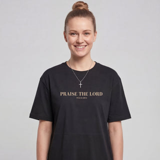 Praise the Lord T-Shirt Kleid in Schwarz, Studioaufnahme von Mountain Movers