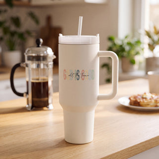 God is Good all the time Thermobecher von Mountain Movers auf einer Kuechentheke