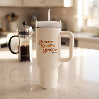 Grace upon Grace Thermobecher von Mountain Movers auf einer Kuechentheke