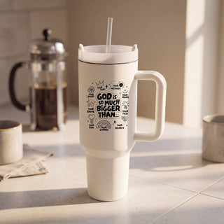God is so much Bigger Thermobecher von Mountain Movers auf einer Kuechentheke