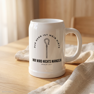 Weißer Bierkrug mit Bibelvers Psalm 23:1 auf einem Holztisch mit Leinentuch