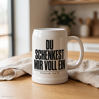 Weißer Bierkrug mit Bibelvers Psalm 23:5 auf einem Holztisch mit Leinentuch