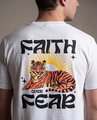 Faith Over Fear tiger Shirt Backprint, christliche Streetwear von Mountain Movers