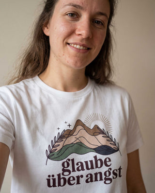 Glaube über Angst Shirt, christliche Streetwear von Mountain Movers