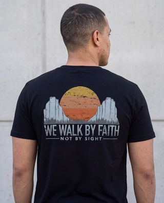 walk by faith retro Shirt Backprint, christliche Streetwear von Mountain Movers