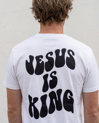 Jesus is King Schrift, christliche Streetwear von Mountain Movers