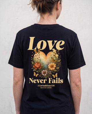 Love never fails Shirt, christliche Streetwear von Mountain Movers