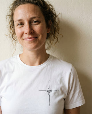 Cross Jesus loves you Shirt, christliche Streetwear von Mountain Movers