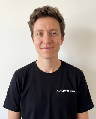 Minimalistisches All Glory To Jesus Shirt, christliche Streetwear von Mountain Movers