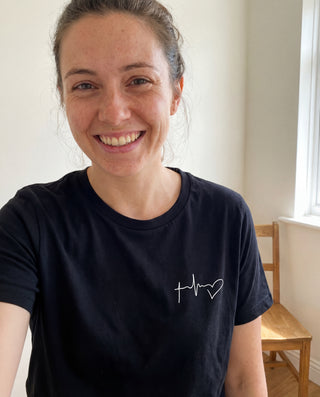 Faith Hope Love Symbols Minimalistisch T-Shirt, christliche Streetwear von Mountain Movers