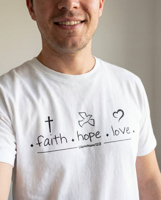 Faith Hope Love Shirt Detailansicht, Mountain Movers christliche Streetwear