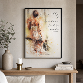 Fearfully and Wonderfully Poster gerahmt im skandinavischen Wohnzimmer, Lifestyle Mountain Movers