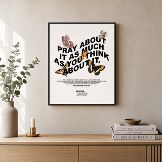 Pray about it Poster gerahmt im skandinavischen Wohnzimmer, Lifestyle Mountain Movers