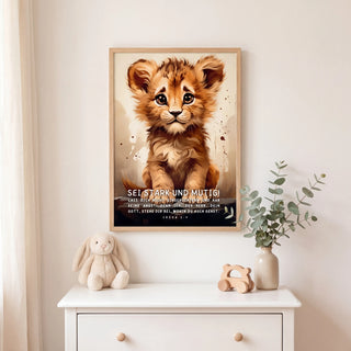 Kinderposter Loewe gerahmt im Kinderzimmer mit Bunny-Plush und Eukalyptus, Lifestyle Mountain Movers