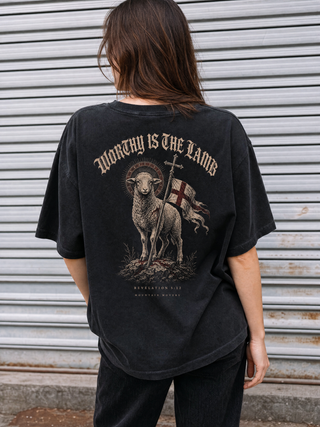 Worthy is the Lamb Streetwear Oversize Shirt Backprint getragen - Mountain Movers