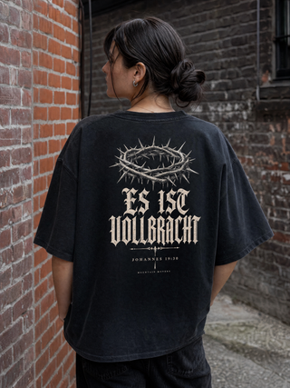 Es ist vollbracht Streetwear Oversize Shirt Backprint getragen - Mountain Movers