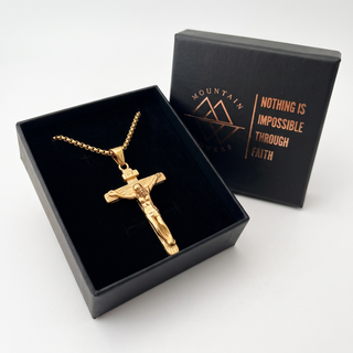 Christliche INRI Kette von Mountain Movers, getragen als Statement