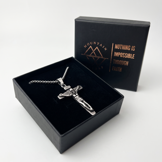 INRI Kette aus Edelstahl, Detailansicht des Anhängers