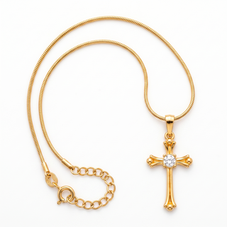 Minimalistische goldene Kette aus Edelstahl von Mountain Movers, Trageansicht
