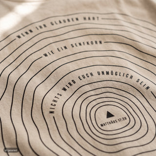 Senfkorn Höhenlinien Frauenshirt, Beige, Nahaufnahme des Rückenprints