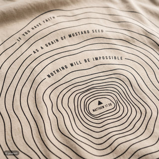 Mustard Seed Höhenlinien Frauenshirt, Beige, Nahaufnahme des Rückenprints